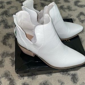 NWT White ankle boots